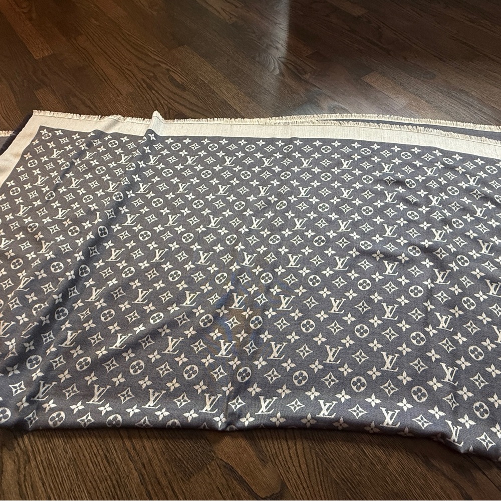 Louis Vuitton Navy and White Monogram Wrap - Picture 4 of 10